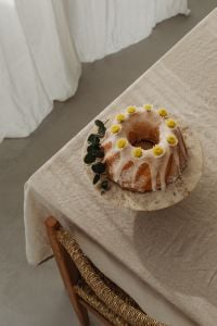 Kaboompics - Easter Delights - Spring Flowers and Minimalist Tableware