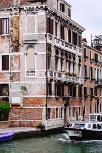 Kaboompics - Historic Canal Between Venetian Palazzi and Stone Balconies