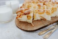 Kaboompics - Delicious sponge cake with fruit with milk