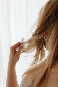Kaboompics - Hand Holding a Section of Long Blonde Hair