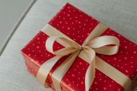 Kaboompics - Red Heart Print Gift Box with Champagne Ribbon Bow Close Up