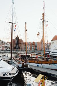Kaboompics - Vertical Gdańsk Marina View with Sailboats, Yachts and Historic Waterfront Buildings