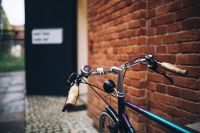 Kaboompics - Bicycle by the entrance to the gallery