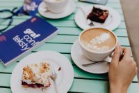 Kaboompics - Drinking coffee and eating cake in a cafeteria