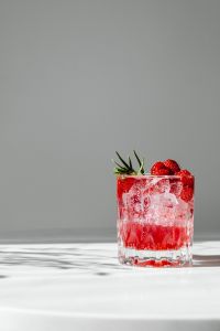 Kaboompics - Raspberry Sparkling Drink With Ice And Rosemary