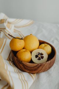 Japanese Quince Food Photography: Chaenomeles Fruit, Cut-Surface Details and Neutral Linen Styling