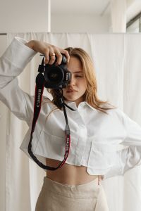 Kaboompics - Faceless Young Female Photographer Shooting with DSLR Camera