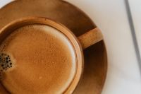 Kaboompics - Macro Close-Up of Foam in a Brown Coffee Cup