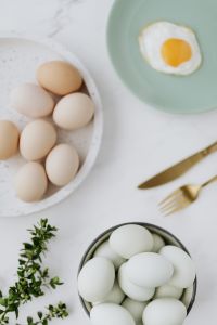 Kaboompics - Easter flat lay with green eggs and fried egg on a plate