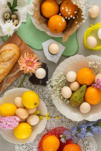Kaboompics - Spring Brunch Flat Lay with Citrus, Green Placemat and Fresh Flowers