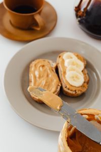 Kaboompics - Coffee brewed in a Chemex and peanut butter sandwiches for breakfast