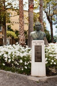 Kaboompics - Salve D'Esposito Memorial Bust In An Italian Palm Garden
