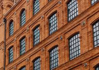 Kaboompics - Red Brick Industrial Facade with Repeating Arched Windows at Manufaktura, Łódź, Poland