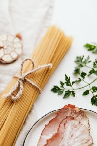Kaboompics - Spaghetti, Bacon and Parsley Pasta Ingredients