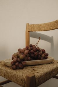 Kaboompics - Red Grapes and Woven Chair Close-Up