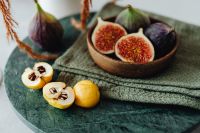 Kaboompics - Rustic Fresh Fig Still Life With Bowl And Linen