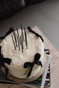 Kaboompics - Close-Up White Cake with Black Bows