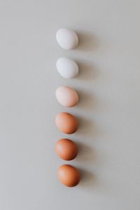 Kaboompics - White and Brown Eggs in a Vertical Arrangement with Soft Side Shadows, Minimal Easter Background