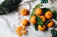 Kaboompics - Overhead Christmas Still Life of Mandarins on Linen