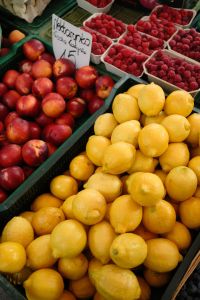 Kaboompics - Lemons, Apples and Raspberries at a Farmers Market