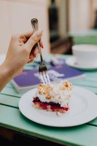 Kaboompics - Drinking coffee and eating cake in a cafeteria