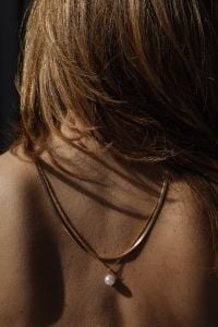 Kaboompics - Pearl Pendant Necklace on a Woman’s Bare Back