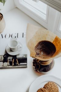 Kaboompics - Brewing third wave coffee with Chemex