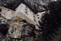Kaboompics - Predjama castle at the cave mouth in Postojna, Slovenia