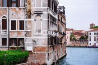 Kaboompics - Venice Waterfront Canal Framed by Pastel Historic Buildings