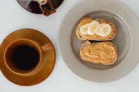 Kaboompics - Coffee brewed in a Chemex and peanut butter sandwiches for breakfast