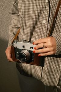 Kaboompics - Close Up Of Vintage Rangefinder Camera In Hands