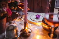 Kaboompics - Small Gift on White Plate with Candlelit Christmas Decor