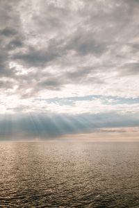 Kaboompics - Dramatic Sun Rays Over a Shimmering Sea