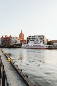 Kaboompics - Vertical Gdańsk Motława Quayside View with Passenger Boat and Colorful Old Town Facades