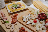 Kaboompics - Cheese, grape and sausages