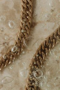 Kaboompics - Chunky Gold Chain Jewelry Macro with Water Droplets