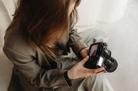 Kaboompics - Close Up DSLR Camera and Lens in Young Photographer Hands