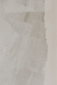 Kaboompics - Pale Gray Plaster Wall with Large Vertical Rough Patch