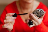 Kaboompics - The woman is applying mascara on her eyelashes