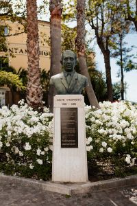 Kaboompics - Close View Of Salve D'Esposito Statue Among White Roses In Sorrento