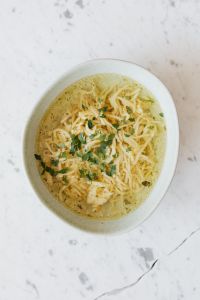 Kaboompics - Top-Down Polish Rosół in a Speckled Ceramic Bowl with Parsley