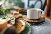 Kaboompics - White cup with tea