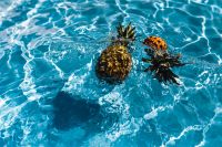 Kaboompics - Pineapple in a swimming pool