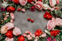 Kaboompics - Flowers flat lay with small heart shaped pralines