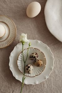 Kaboompics - Easter Delights - Spring Flowers and Minimalist Tableware