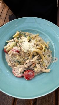 Kaboompics - Creamy Chicken Pasta With Zucchini And Cherry Tomatoes