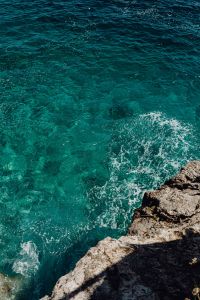Kaboompics - Turquoise Amalfi Coast Water Texture with Rocks and a Foamy Wave