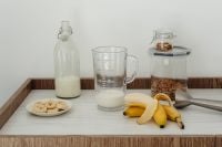 Kaboompics - Banana shake with milk - preparation process