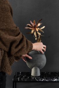 Kaboompics - Styling a Sculptural Gray Vase with Dried Flowers on a Black Marble Console