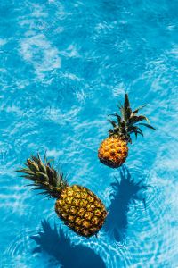 Kaboompics - Pineapple in a swimming pool